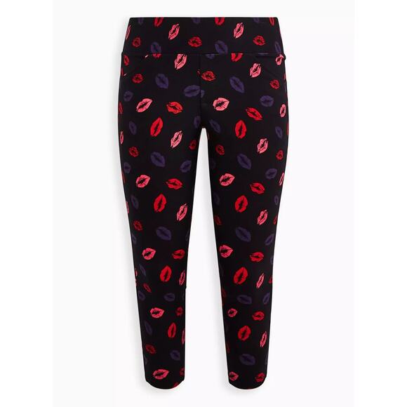 Torrid Pocket Pixie Skinny Studio Luxe Ponte High-Rise Pant Lips Graphic - Picture 1 of 12